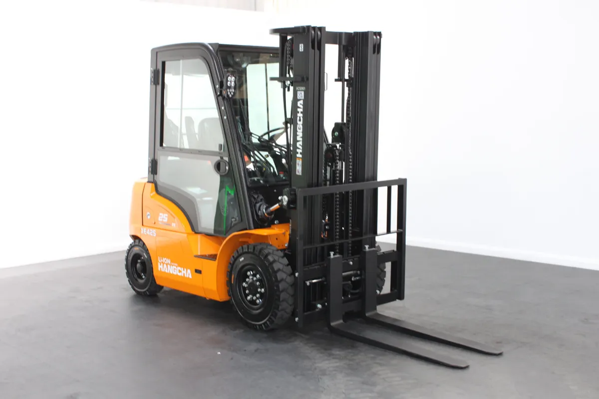 Hangcha XE425T 2.5T | Full Cab Lithium Forklift - Image 1