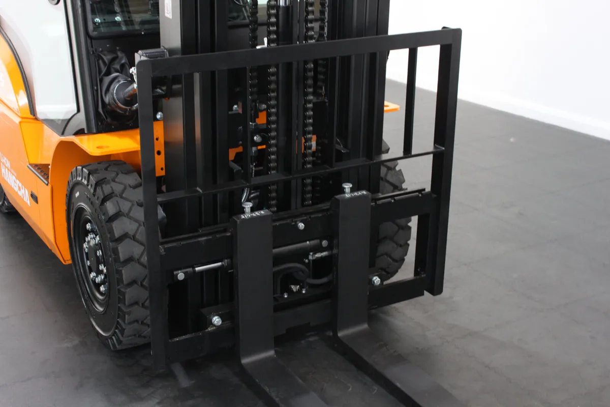 Hangcha XE425T 2.5T | Full Cab Lithium Forklift - Image 4