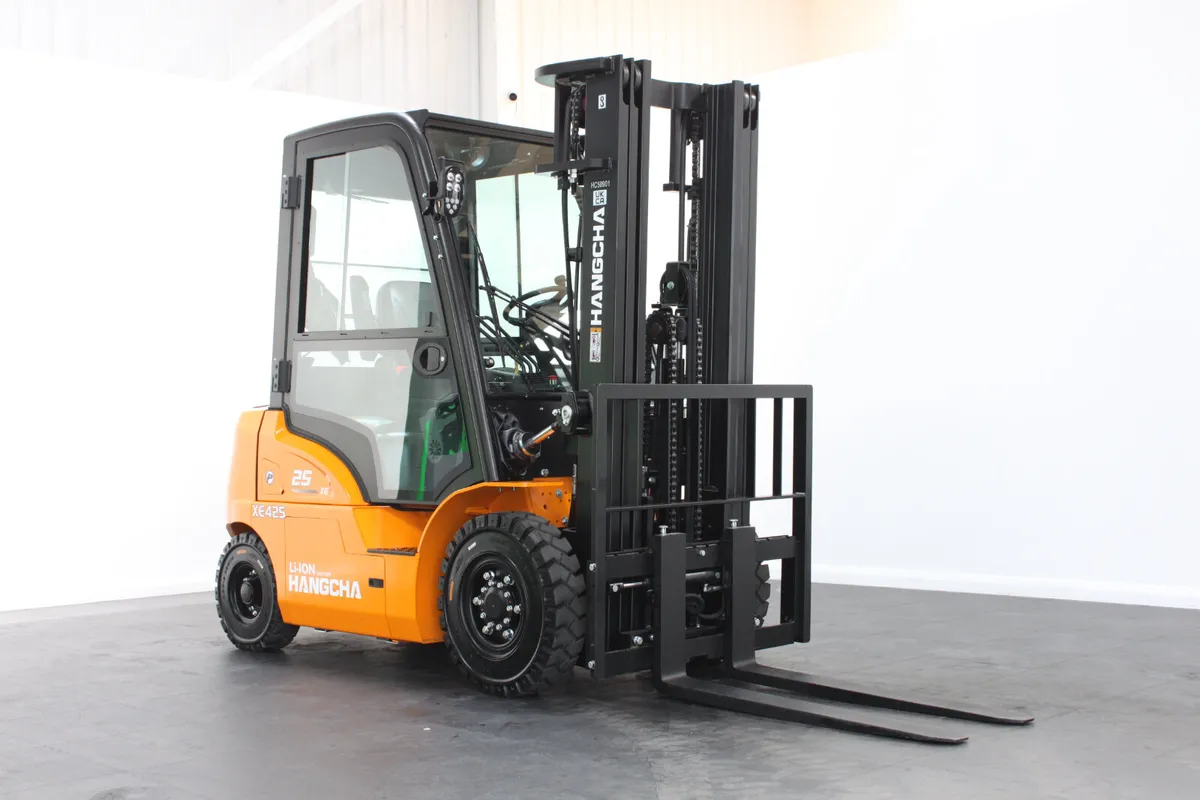 Hangcha XE425T 2.5T | Full Cab Lithium Forklift - Image 3