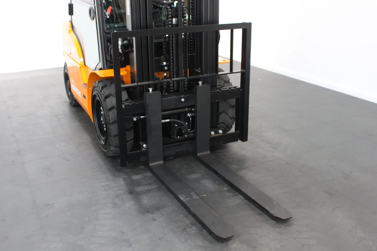 Hangcha XE430T 3.0T | Full Cab Lithium Forklift - Image 4