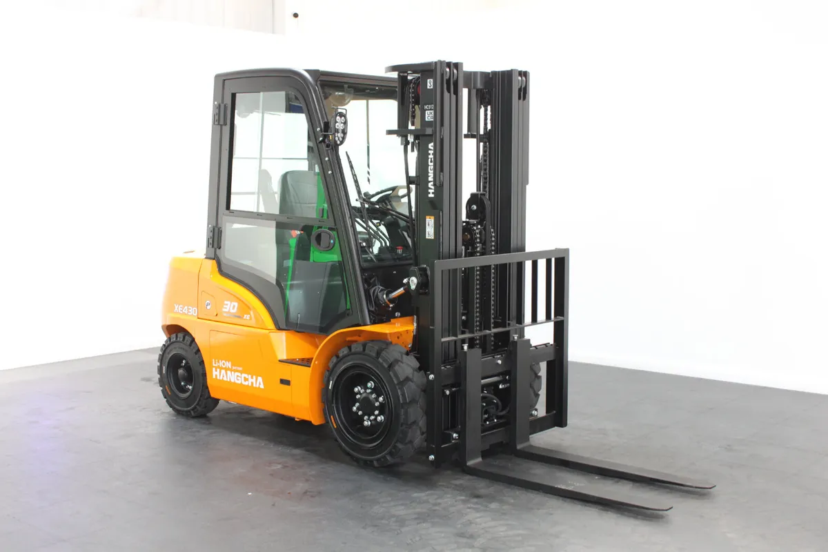 Hangcha XE430T 3.0T | Full Cab Lithium Forklift - Image 1