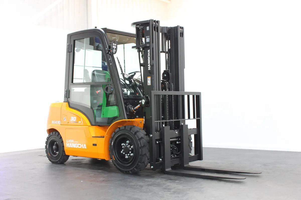 Hangcha XE430T 3.0T | Full Cab Lithium Forklift - Image 3
