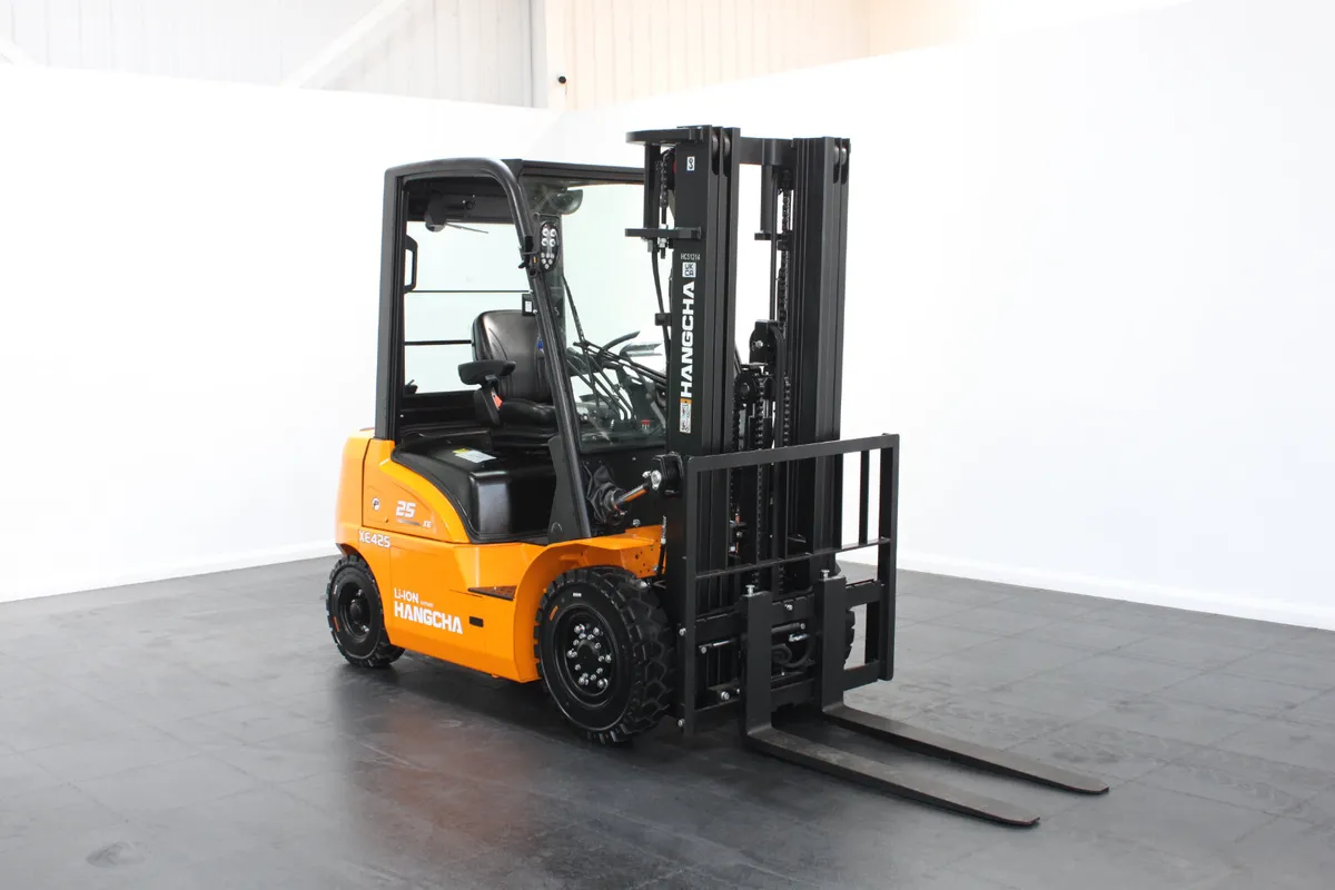Hangcha XE425T 2.5T | Semi Cab Lithium Forklift - Image 1