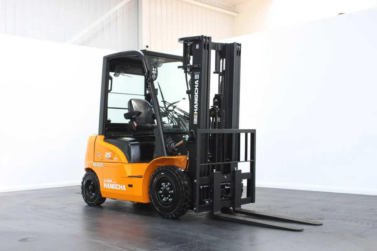 Hangcha XE425T 2.5T | Semi Cab Lithium Forklift - Image 3