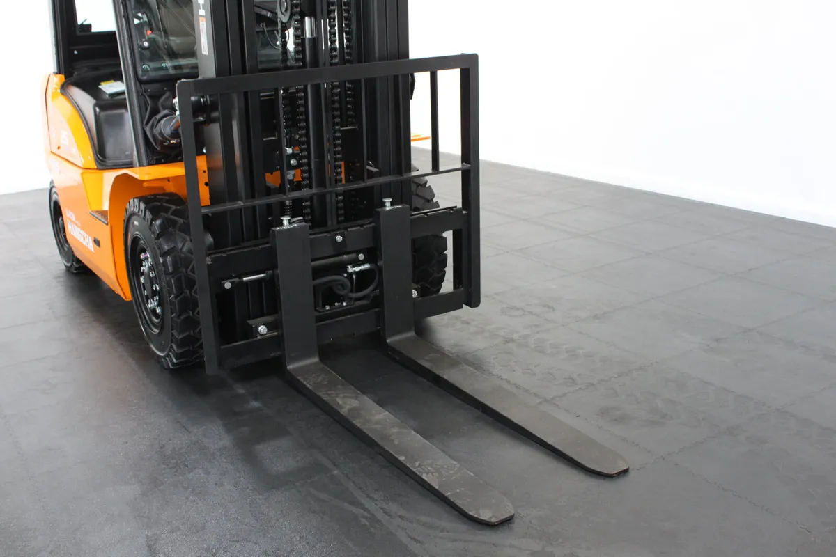 Hangcha XE425T 2.5T | Semi Cab Lithium Forklift - Image 4