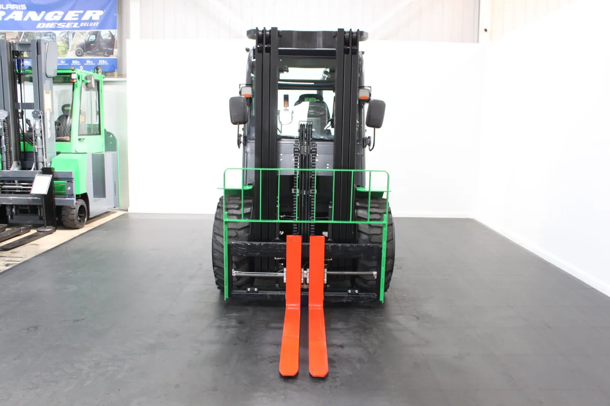 giraffe CPCD35-2WD -  Rough Terrain Forklift - Image 3