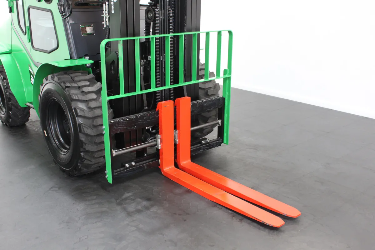 giraffe CPCD35-2WD -  Rough Terrain Forklift - Image 4