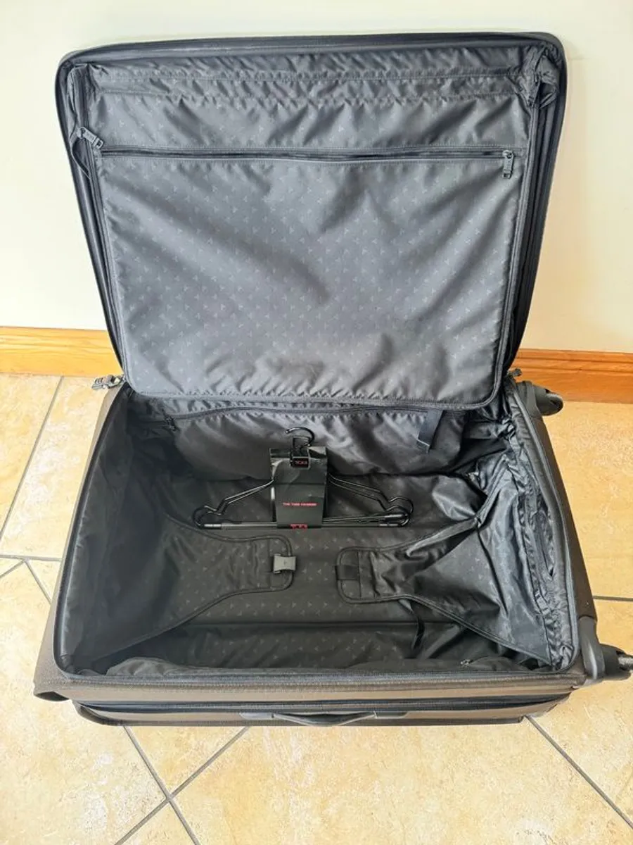 Tumi Extended Trip Expandable 4-Wheeled Packing Case excellent condition - Image 2