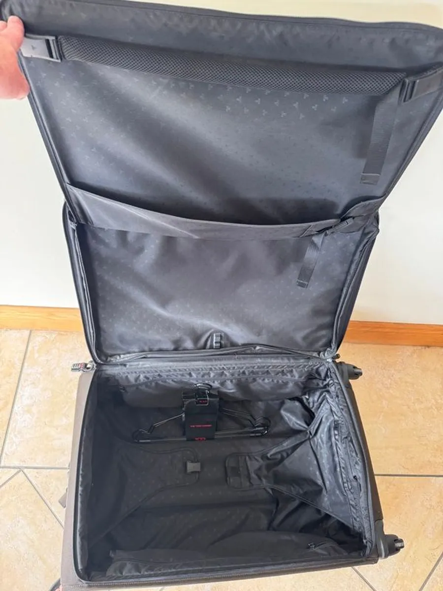Tumi Extended Trip Expandable 4-Wheeled Packing Case excellent condition - Image 3