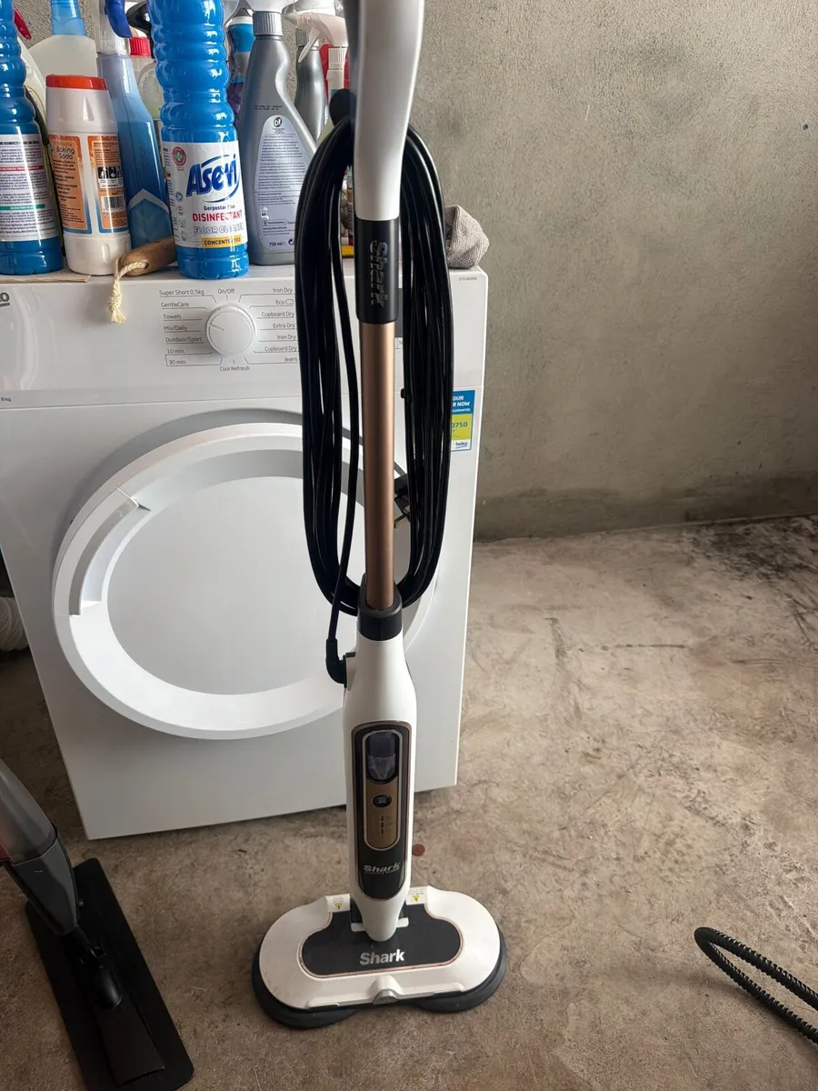 Shark steam mop - Image 1