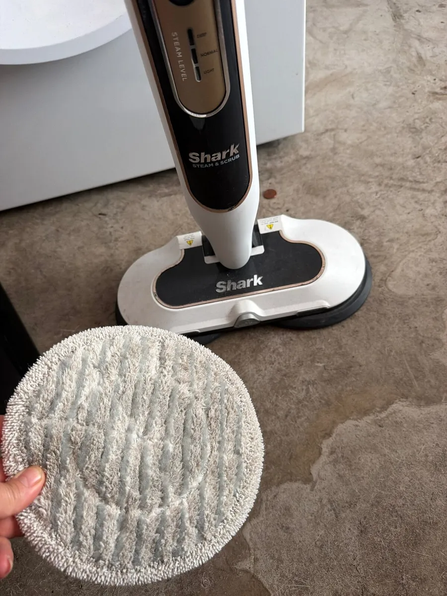 Shark steam mop - Image 2