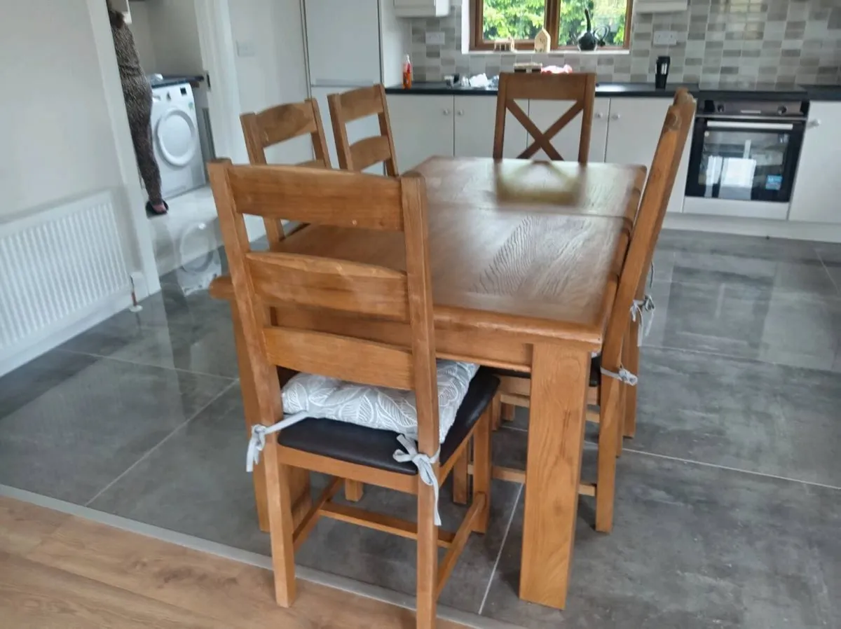 Oak dining table and 6 chairs - Image 1