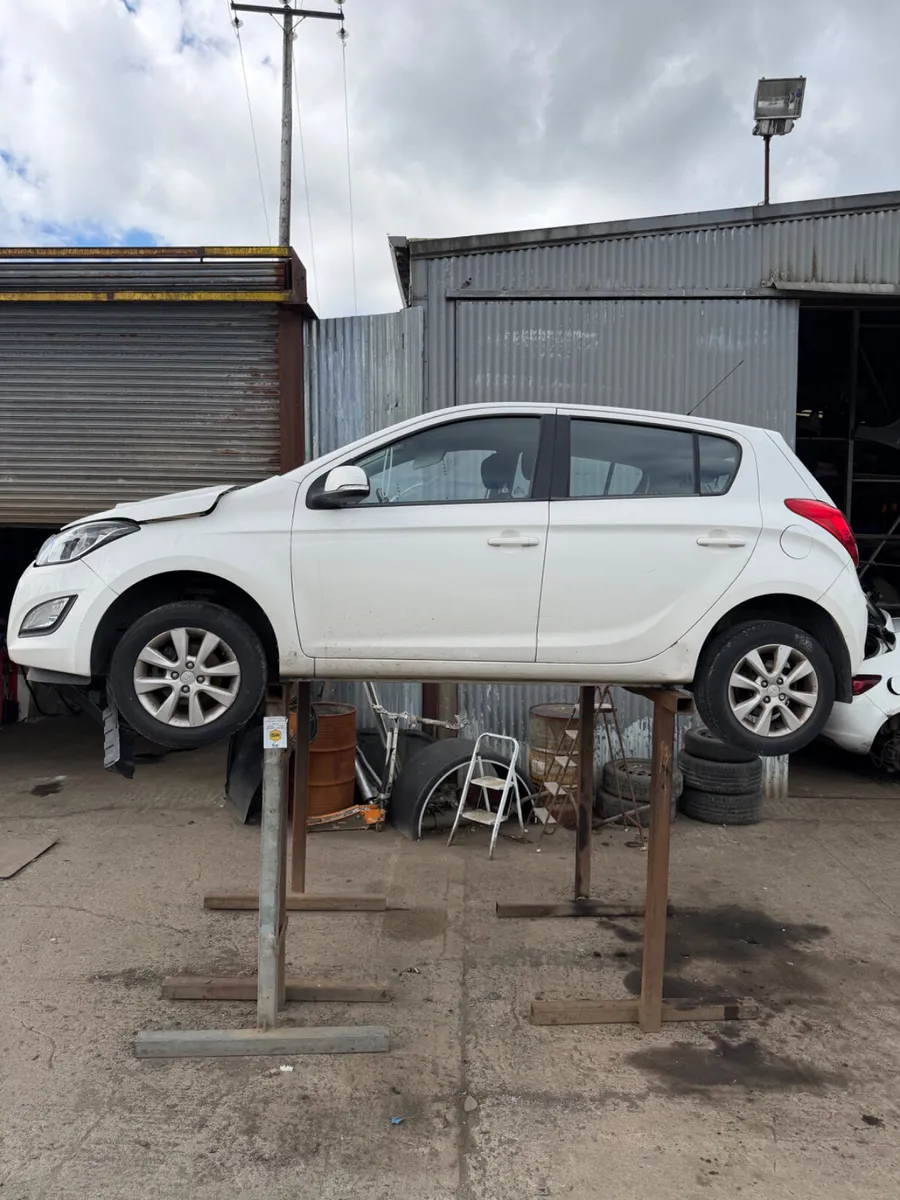 BREAKING 2013 HYUNDAI i20