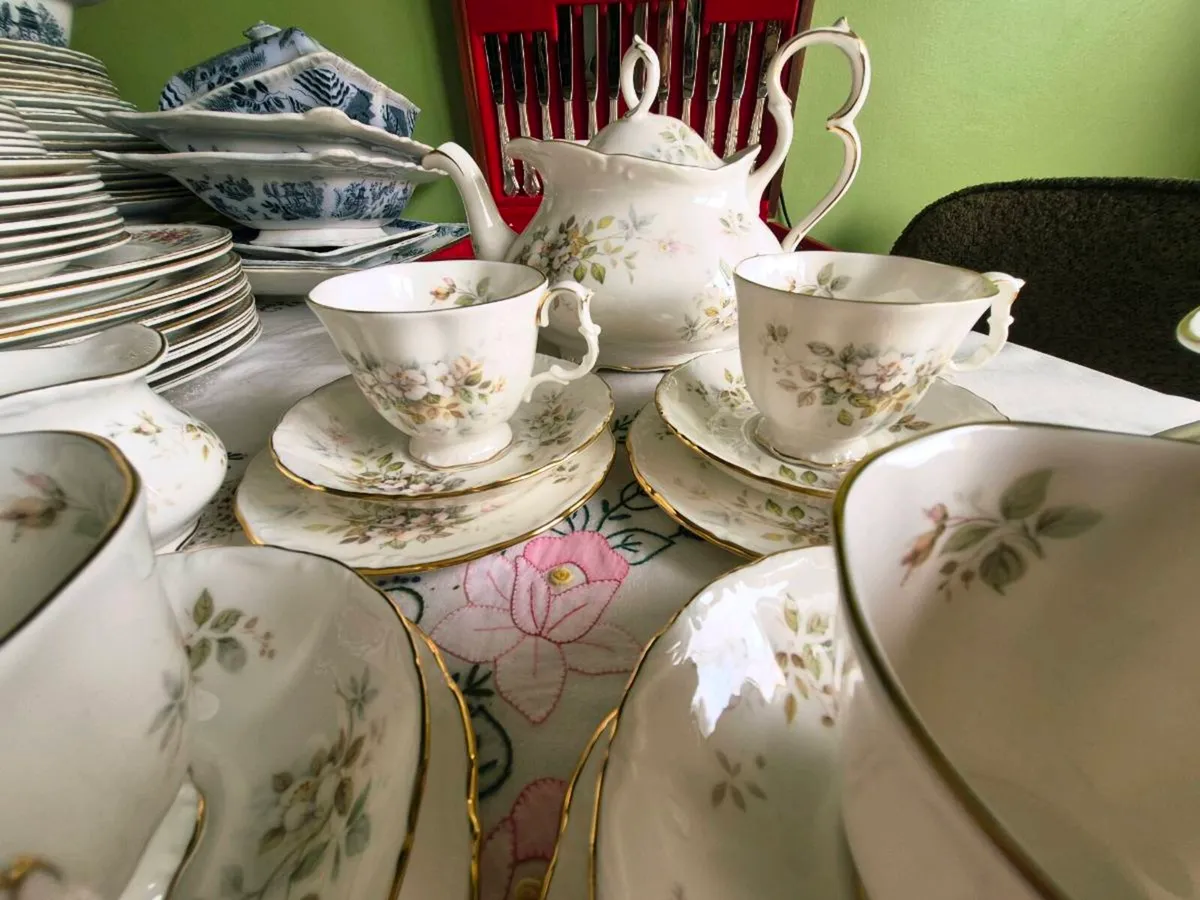 Royal Albert Haworth tea service with pot - Image 4