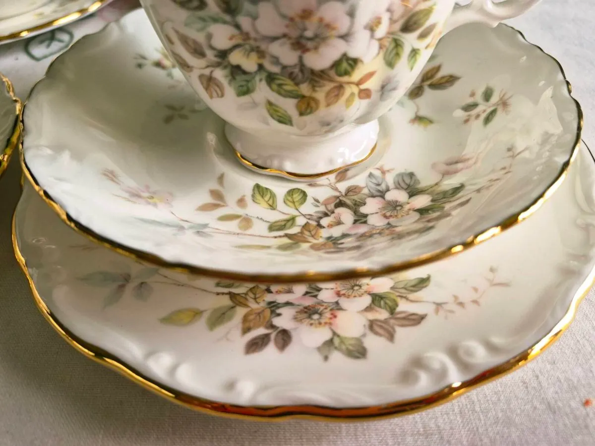 Royal Albert Haworth tea service with pot - Image 2