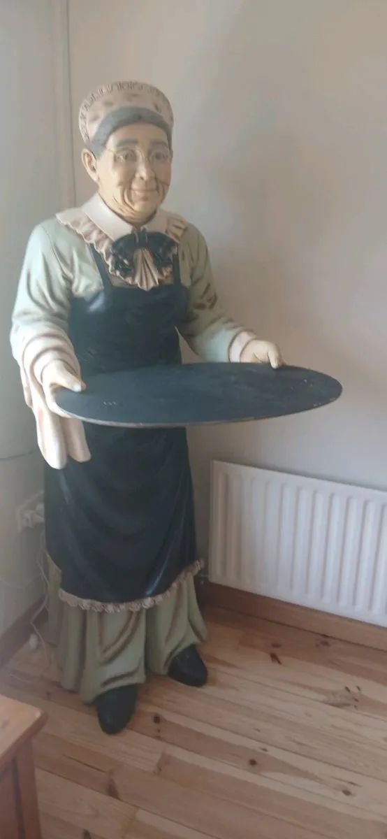 Life size character waitress - Image 1