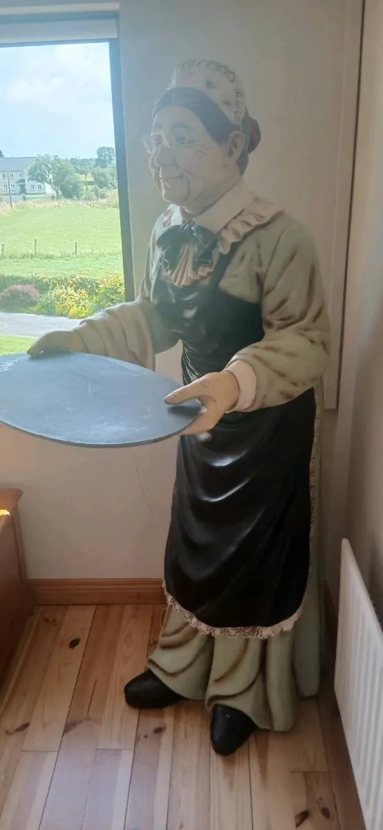 Life size character waitress - Image 2