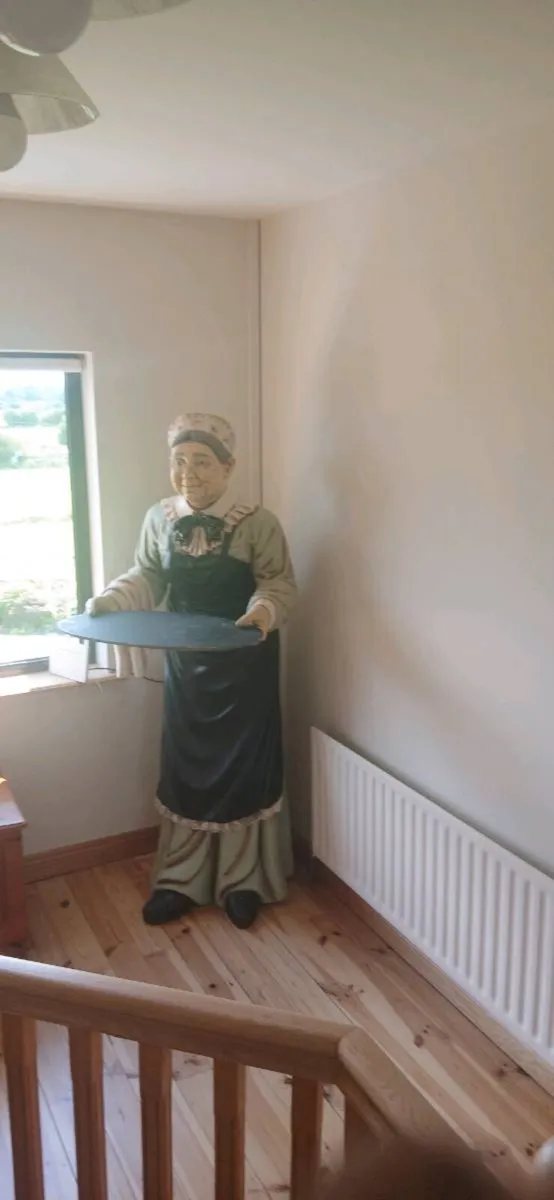 Life size character waitress - Image 3