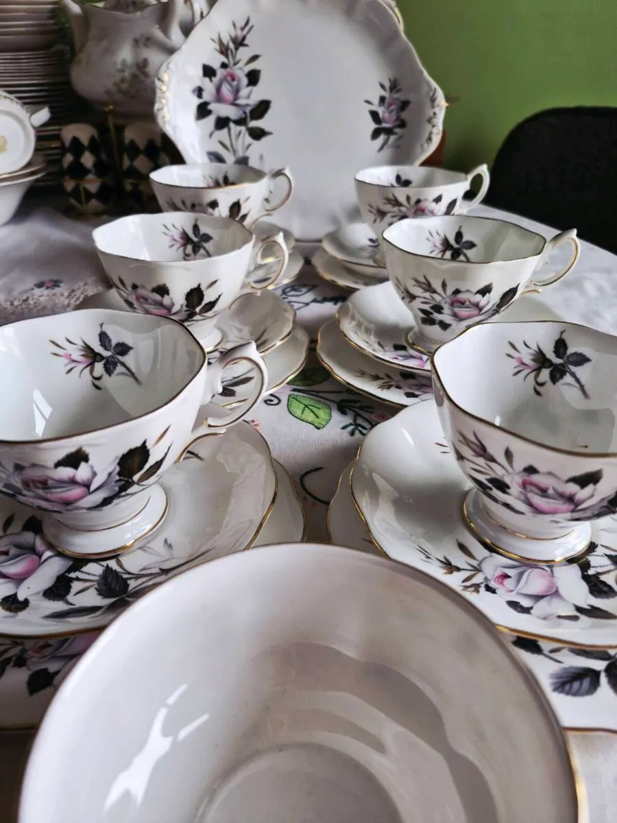 Royal Albert Queens messenger tea service - Image 1