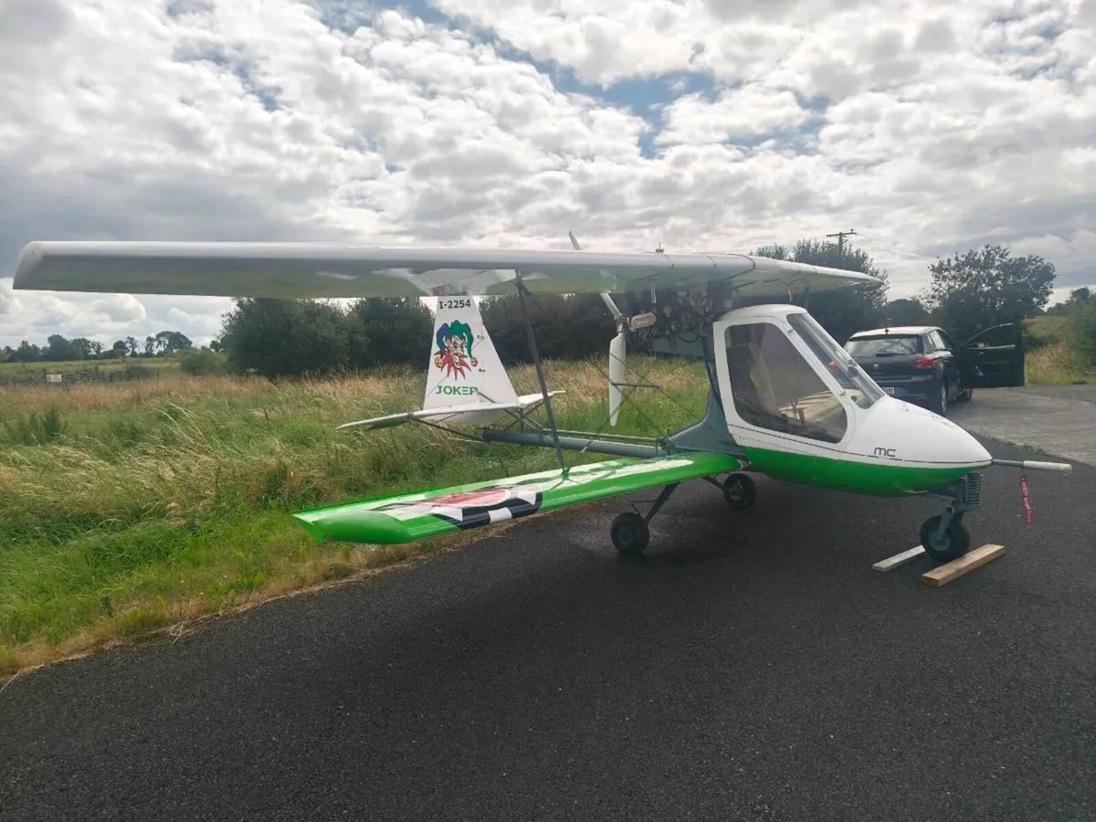 Light aircraft - Image 2