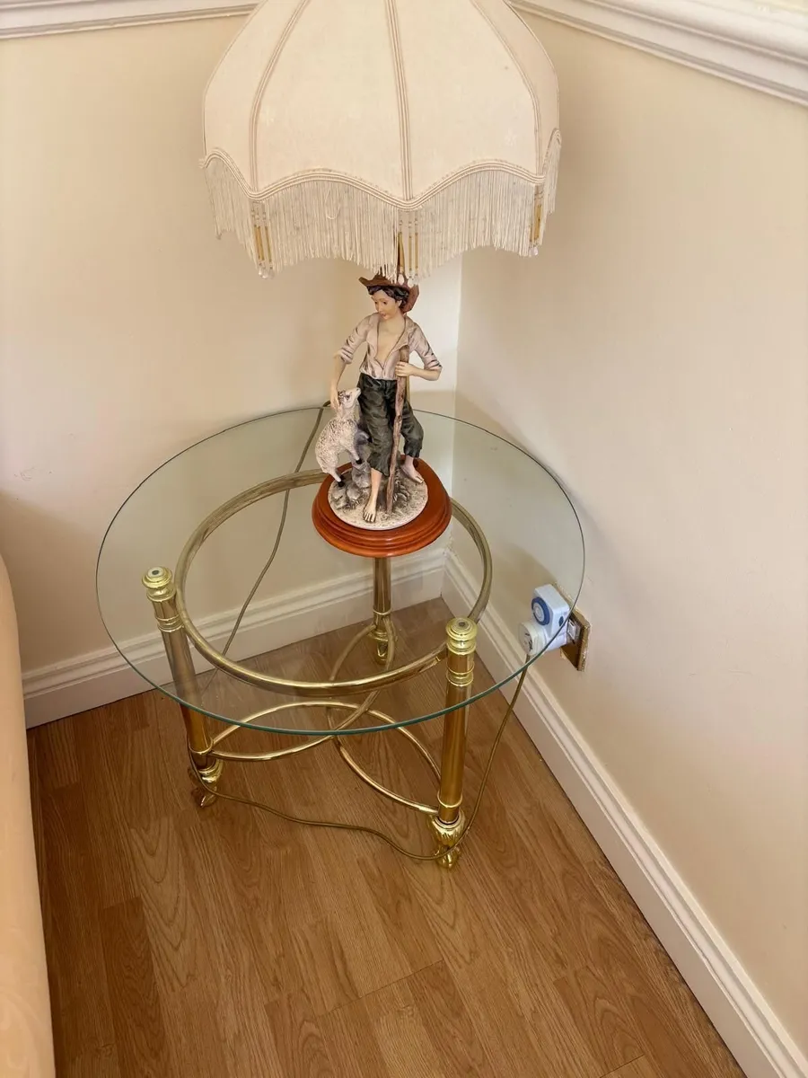 Kitchen table and sitting room furniture - Image 1