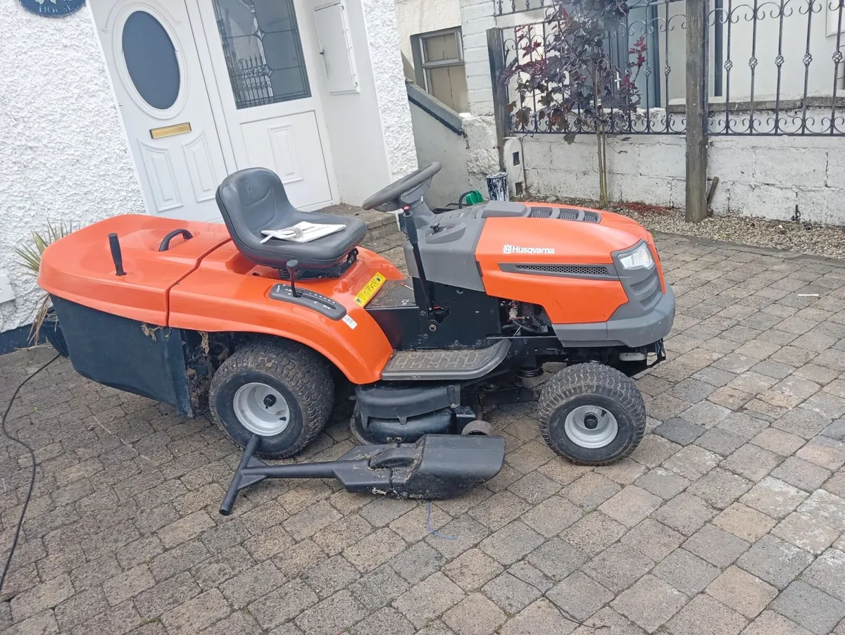 Ride on lawnmower - Image 1