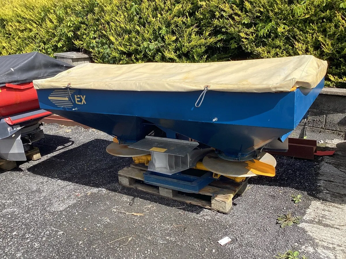 6 FERTILISER SPREADERS SEE PICTURES - Image 2