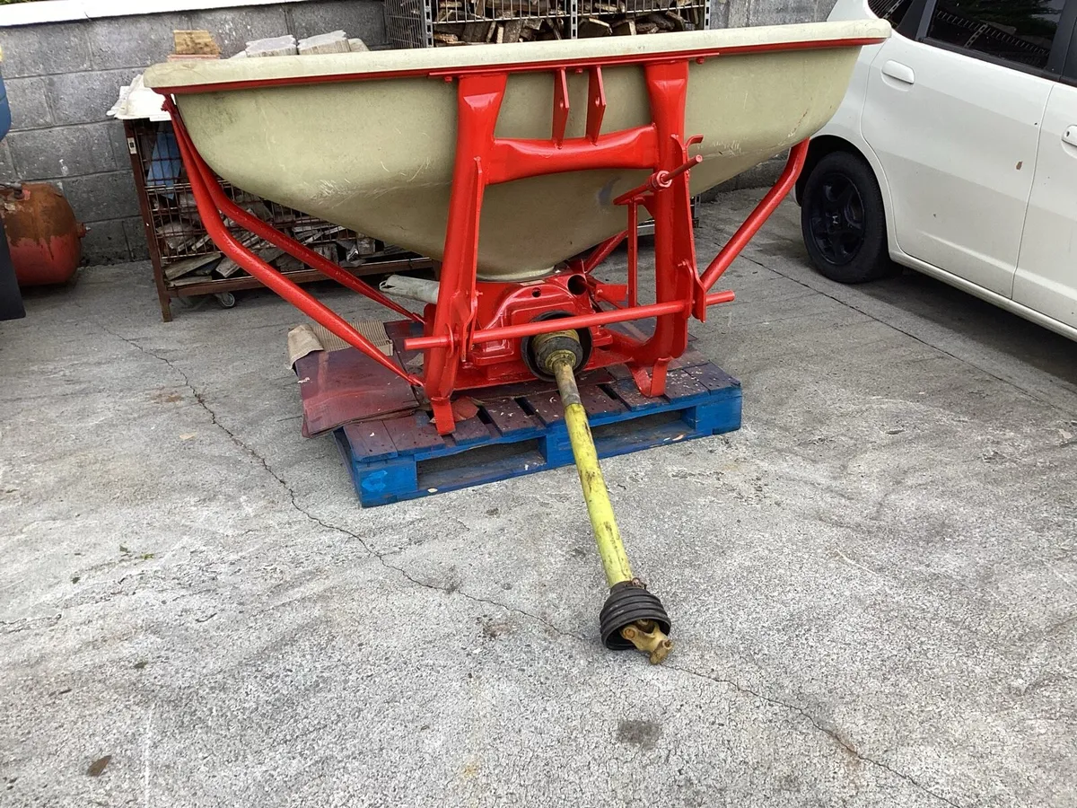 6 FERTILISER SPREADERS SEE PICTURES - Image 4
