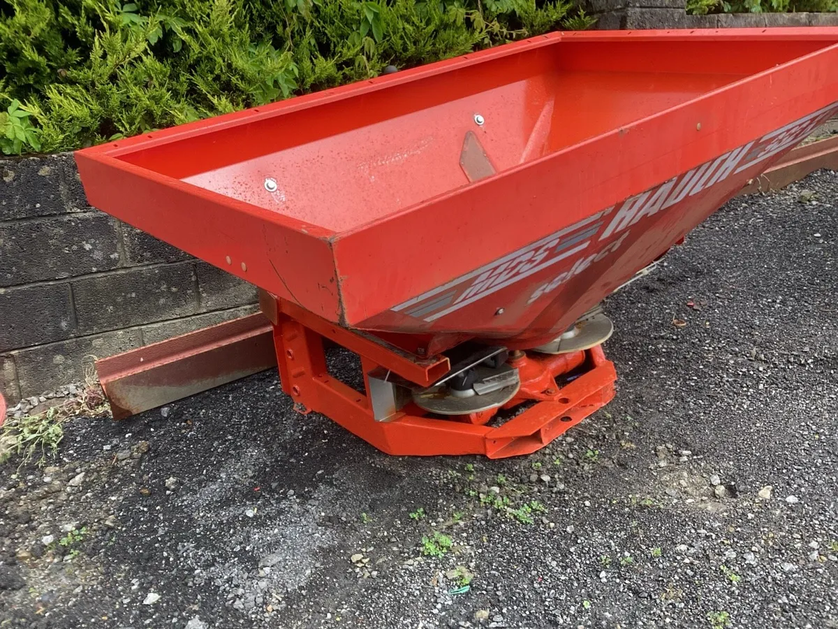 6 FERTILISER SPREADERS SEE PICTURES - Image 3