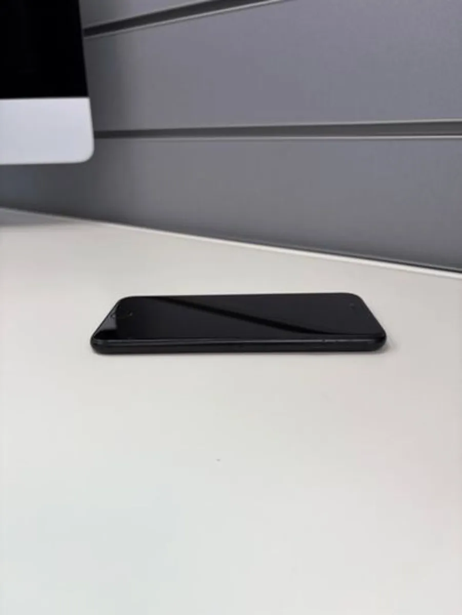Apple iPhone SE 2022 64GB - Image 4