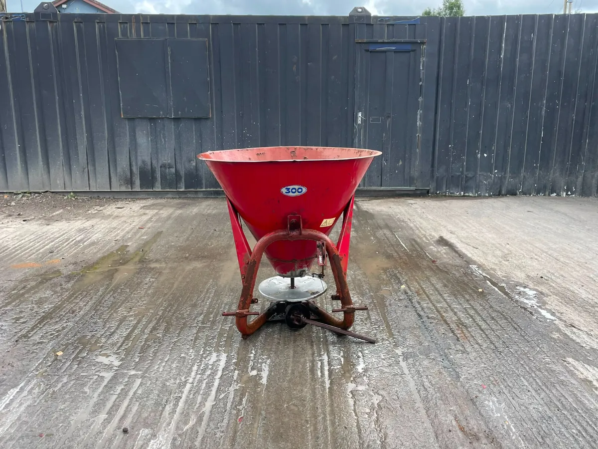 Sitrex  tractor-mounted fertiliser/salt spreader - Image 1