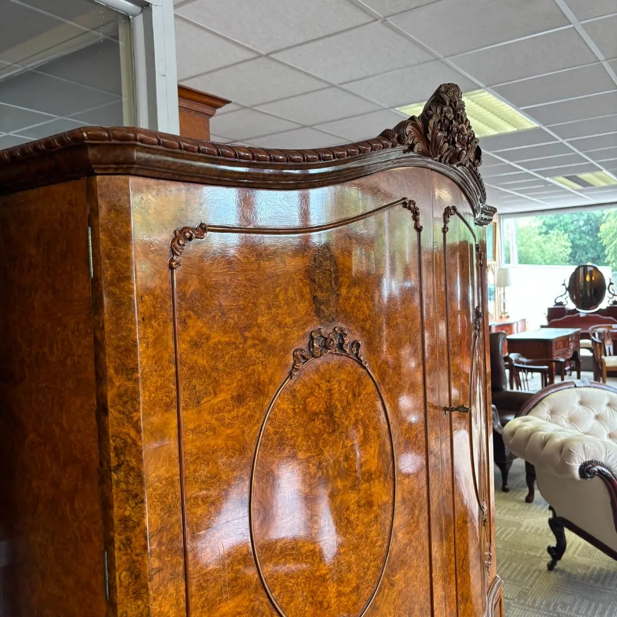 Queen Anne Revival burr walnut cocktail cabinet - Image 3