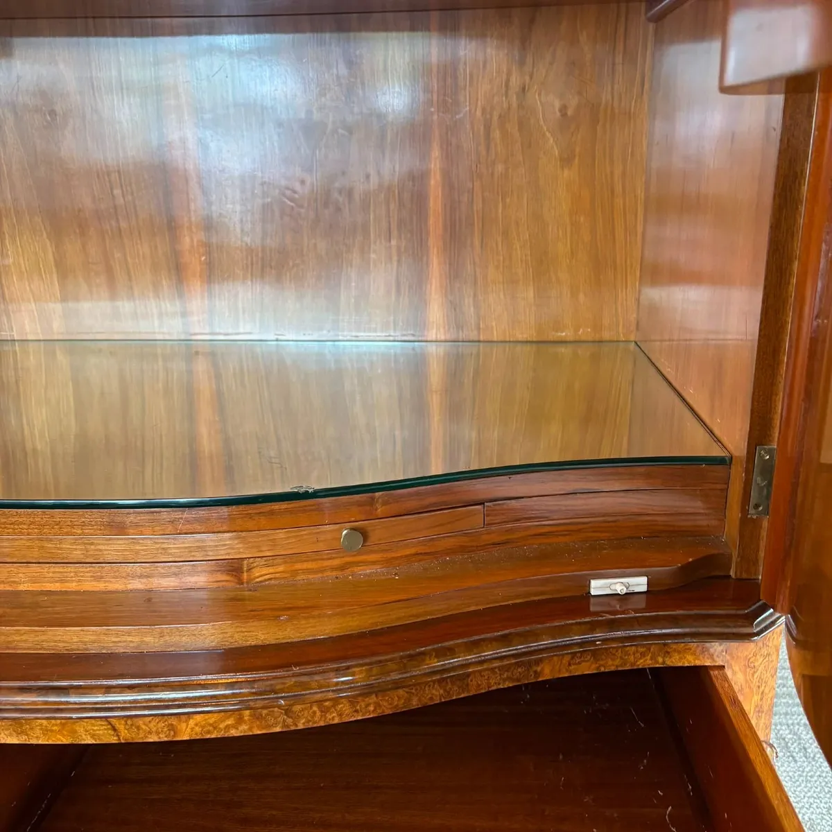 Queen Anne Revival burr walnut cocktail cabinet - Image 4