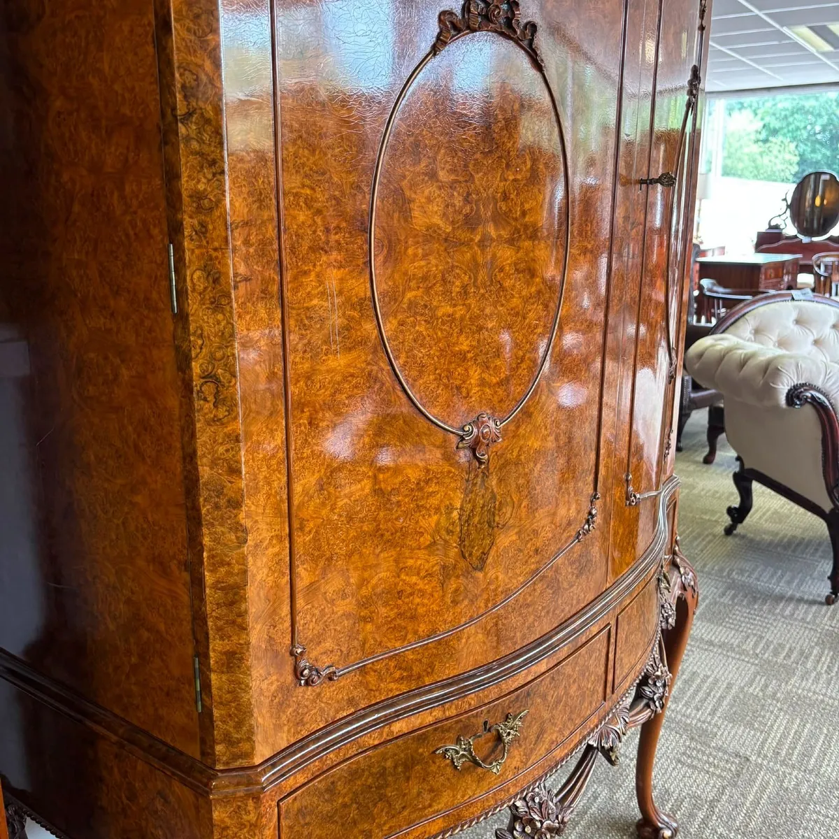 Queen Anne Revival burr walnut cocktail cabinet - Image 2