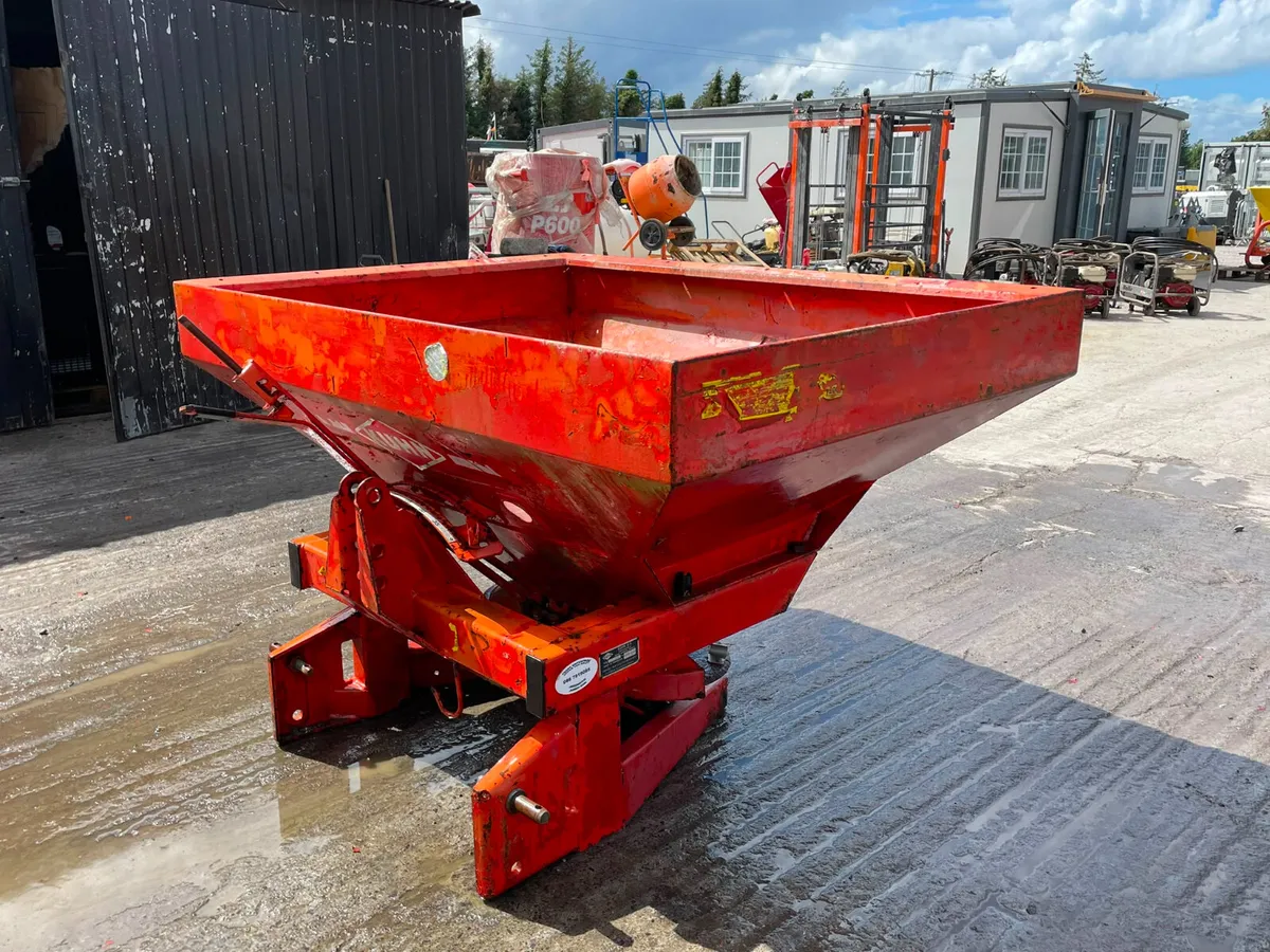 Tractor-mounted twin-disc fertiliser spreade - Image 4