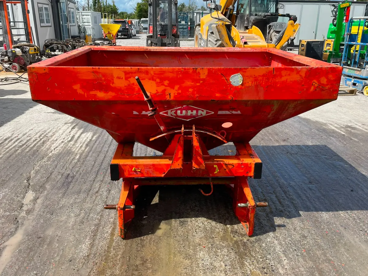 Tractor-mounted twin-disc fertiliser spreade - Image 3