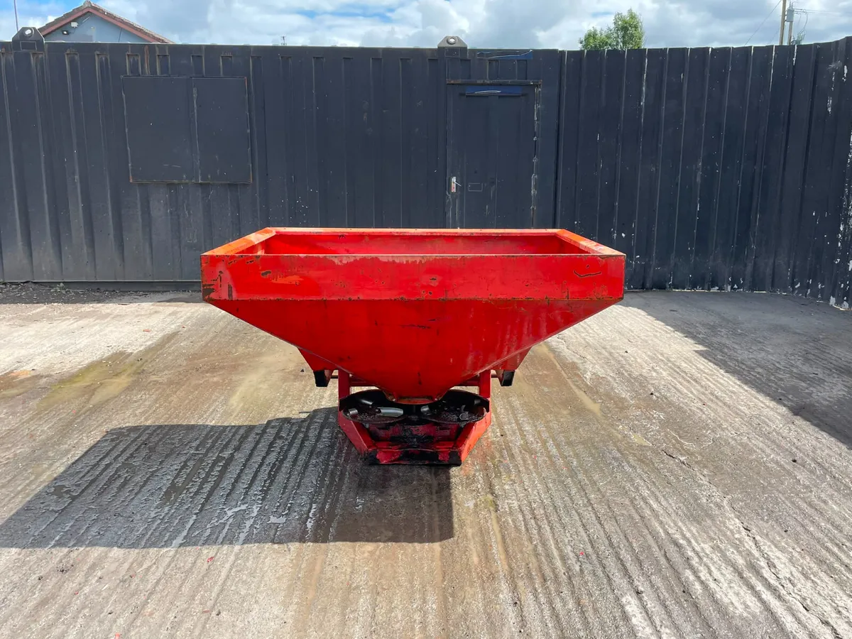Tractor-mounted twin-disc fertiliser spreade - Image 1