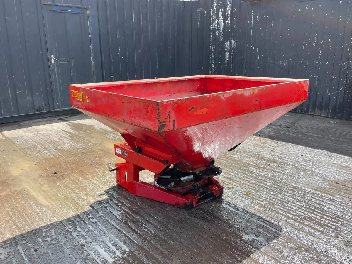 Tractor-mounted twin-disc fertiliser spreade - Image 2
