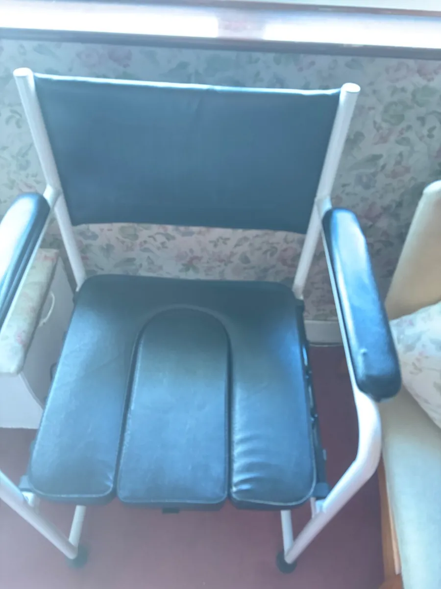 Commode - Image 1