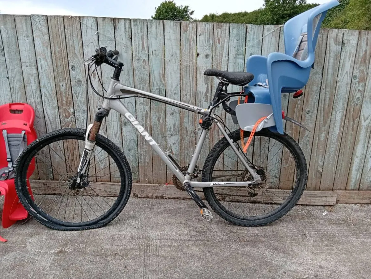 Giant 2.5 adults bike with child seat. - Image 1
