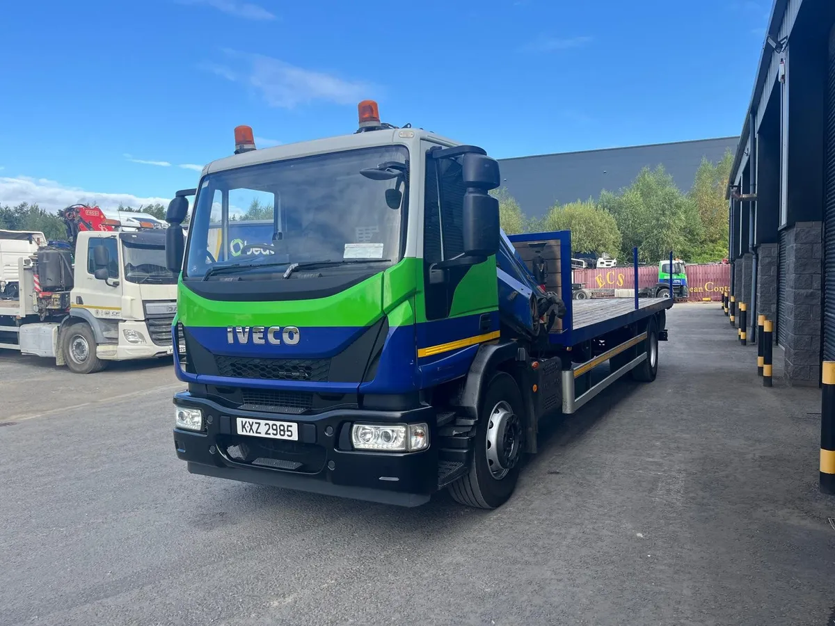 2017 IVECO 18 TON FLAT BED WITH CRANE - Image 2