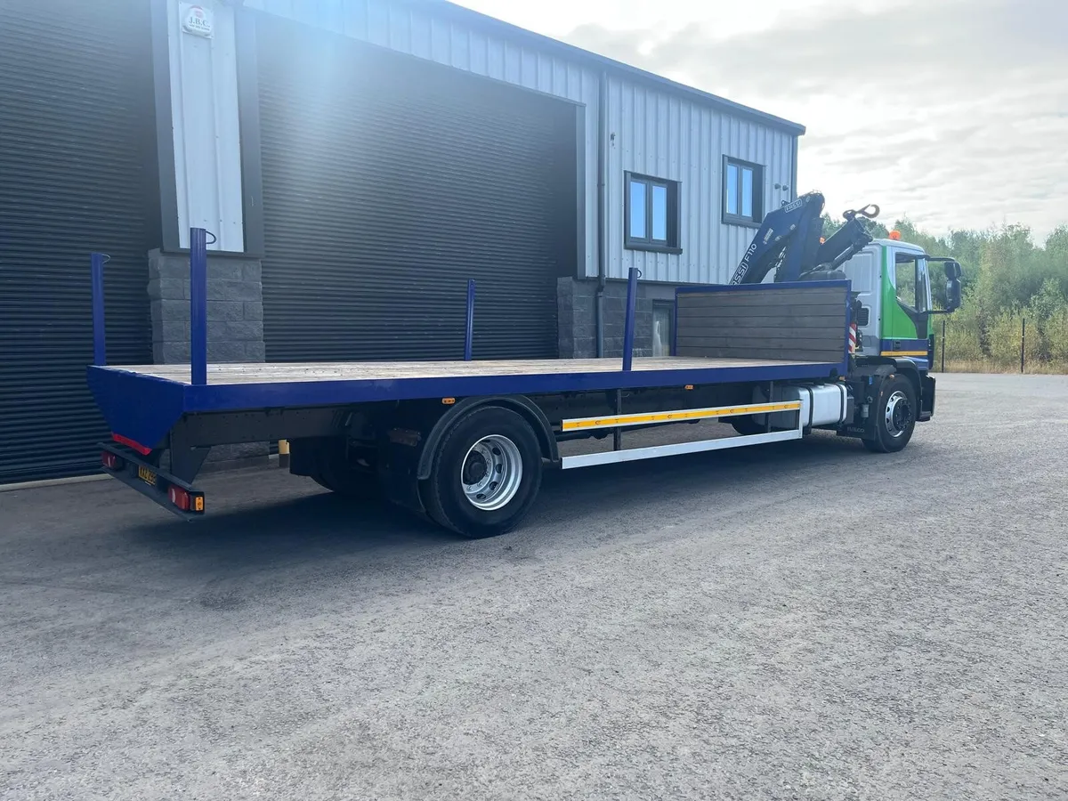 2017 IVECO 18 TON FLAT BED WITH CRANE - Image 3