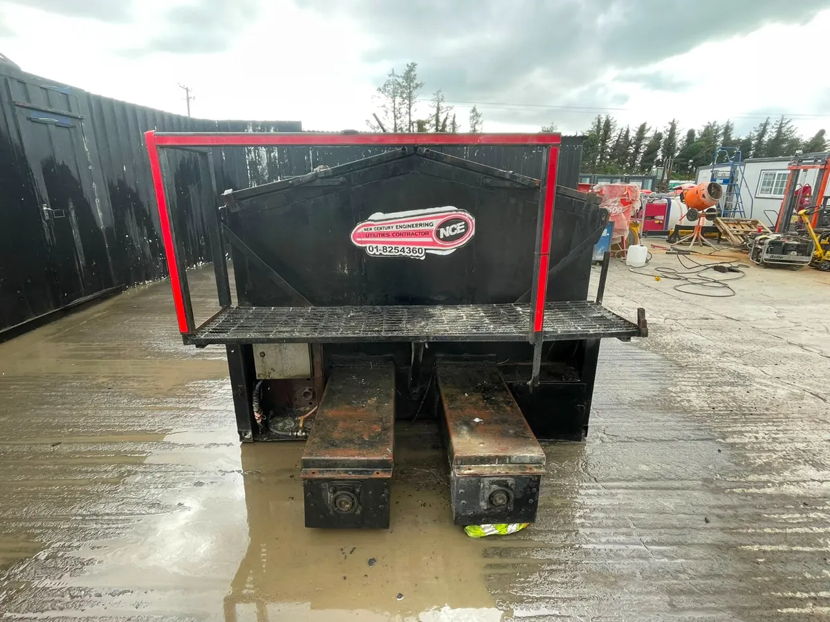 hot box /heated bitumen carrying unit - Image 3