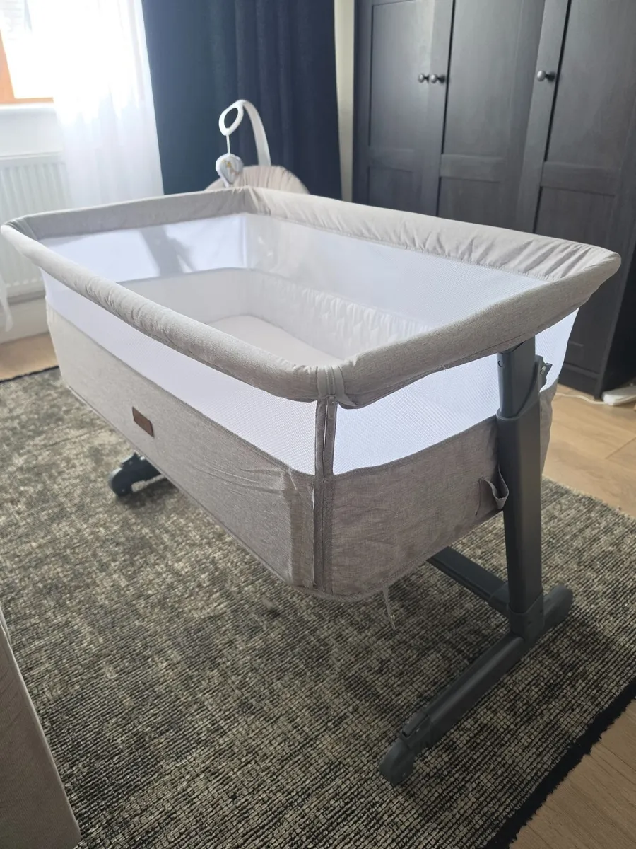 Bedside crib - Image 1