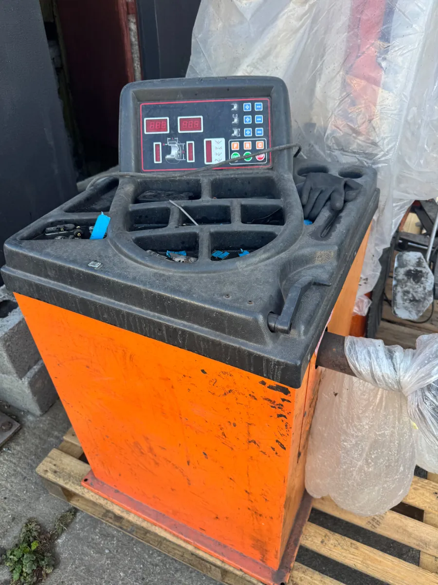 Tyre machine and wheel balance - Image 2