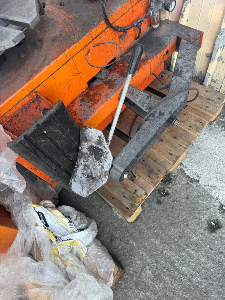 Tyre machine and wheel balance - Image 1