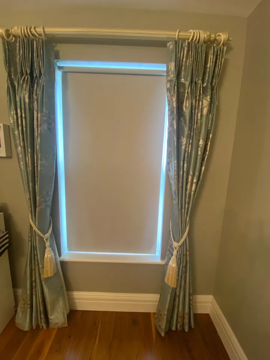 Curtain - Image 2