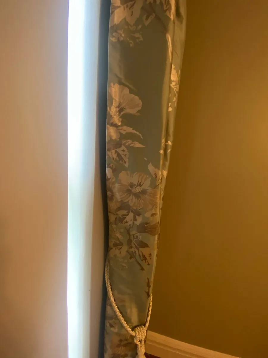 Curtain - Image 3