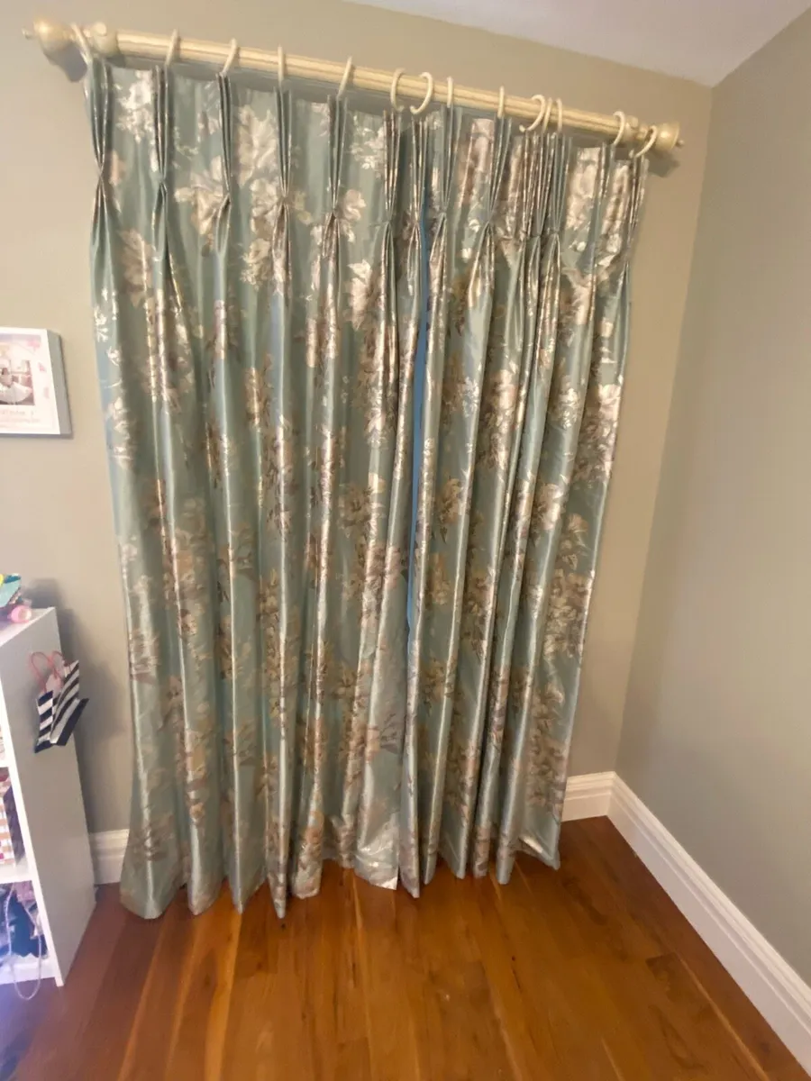 Curtain - Image 4