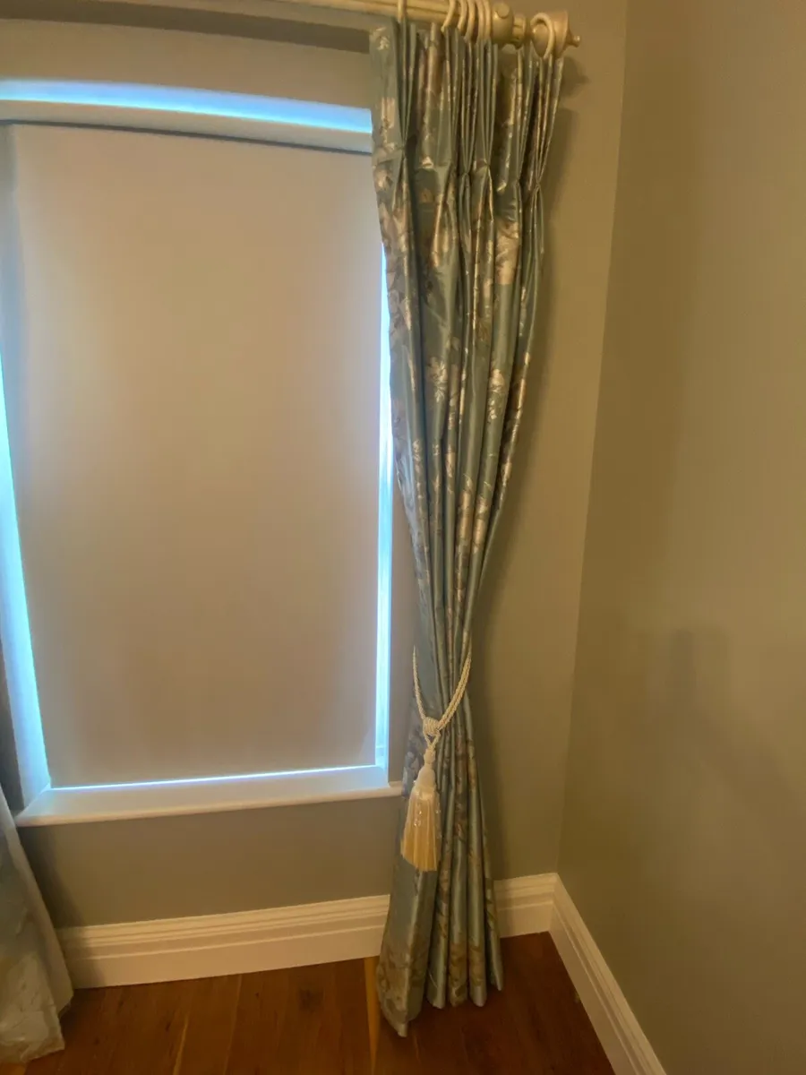 Curtain - Image 1